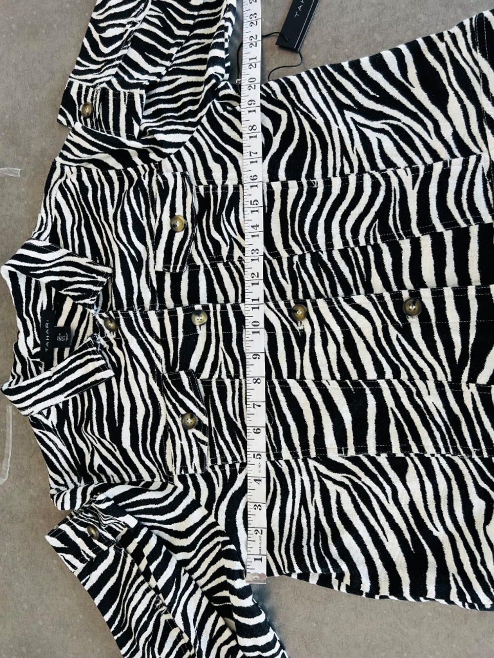 NWT Tahari Zebra Print Linen Blend Cropped Button-Up Jacket - Size Large - Picture 6 of 6